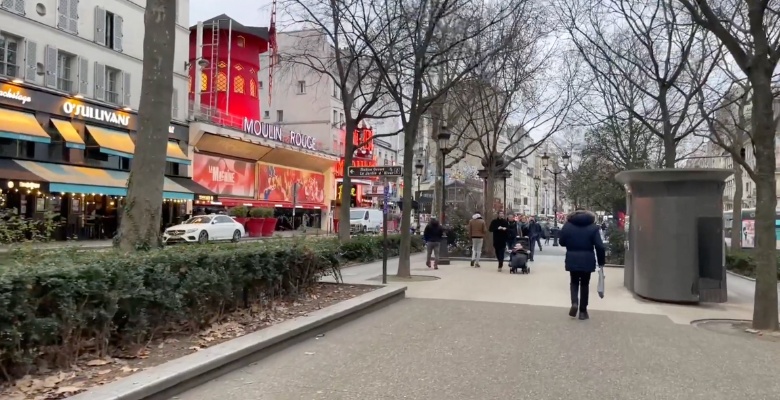caminata frente al moulin rouge