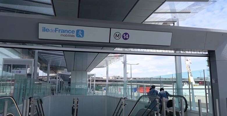 ingreso a estación metro en aeropuerto orly paris