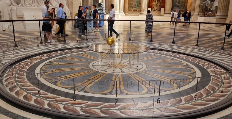 Péndulo de Foucault al interior del panteon de paris