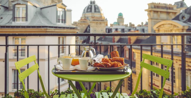 cafe en una terraza paris