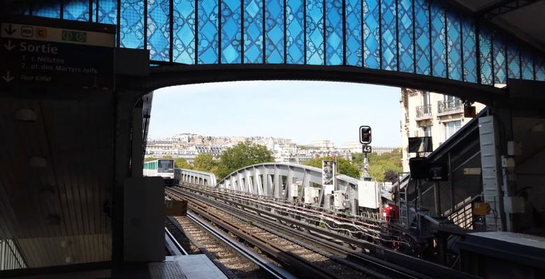 estacion bir hakeim metro paris