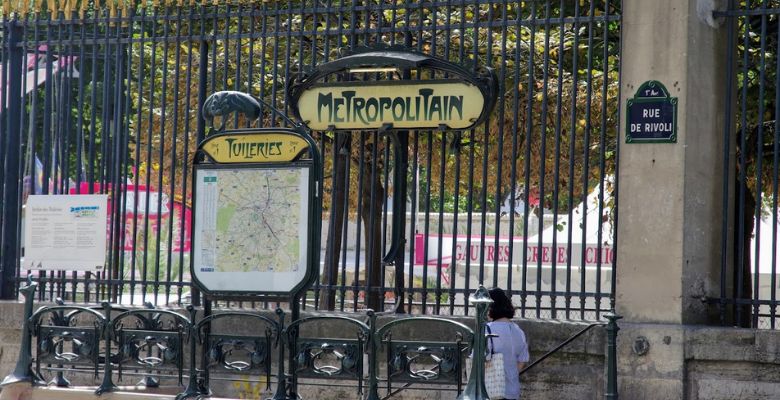 estacion de metro tuileries paris