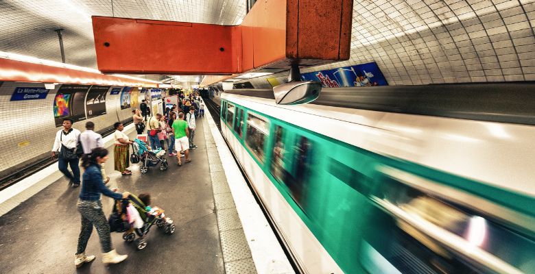 interior de estacion de metro de paris