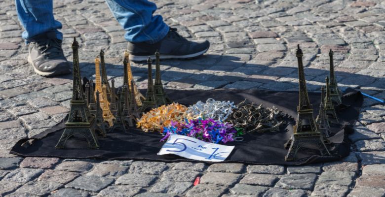 vendedores ambulantes cerca de torre eiffel