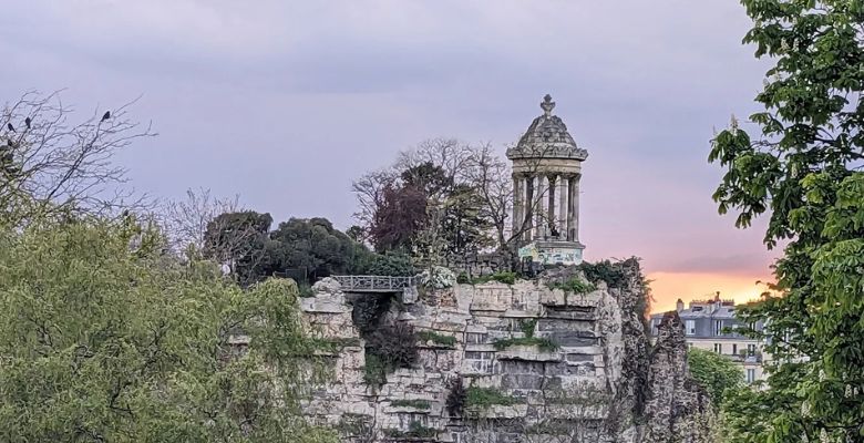 Parc des Buttes-Chaumont al atardecer