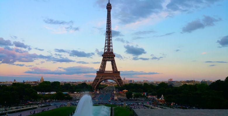 atardecer en trocadero frente a la torre eiffel