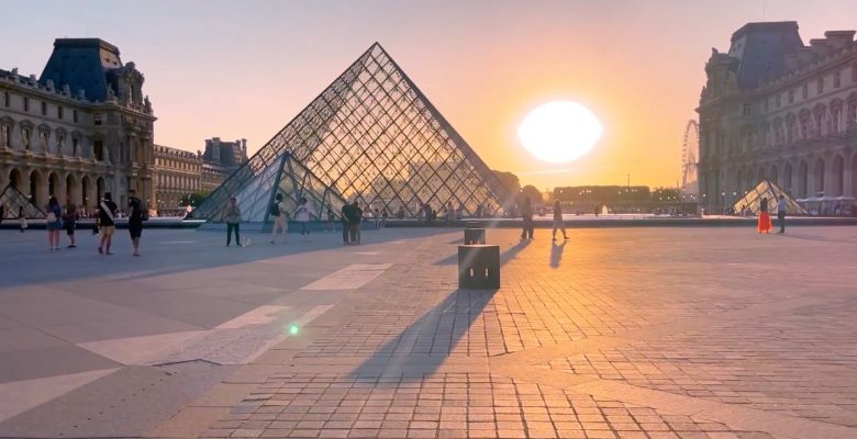 sunset frente a la piramide del louvre